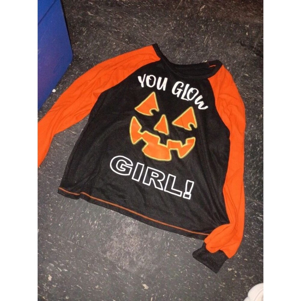Women's size medium Halloween shirts-055e
